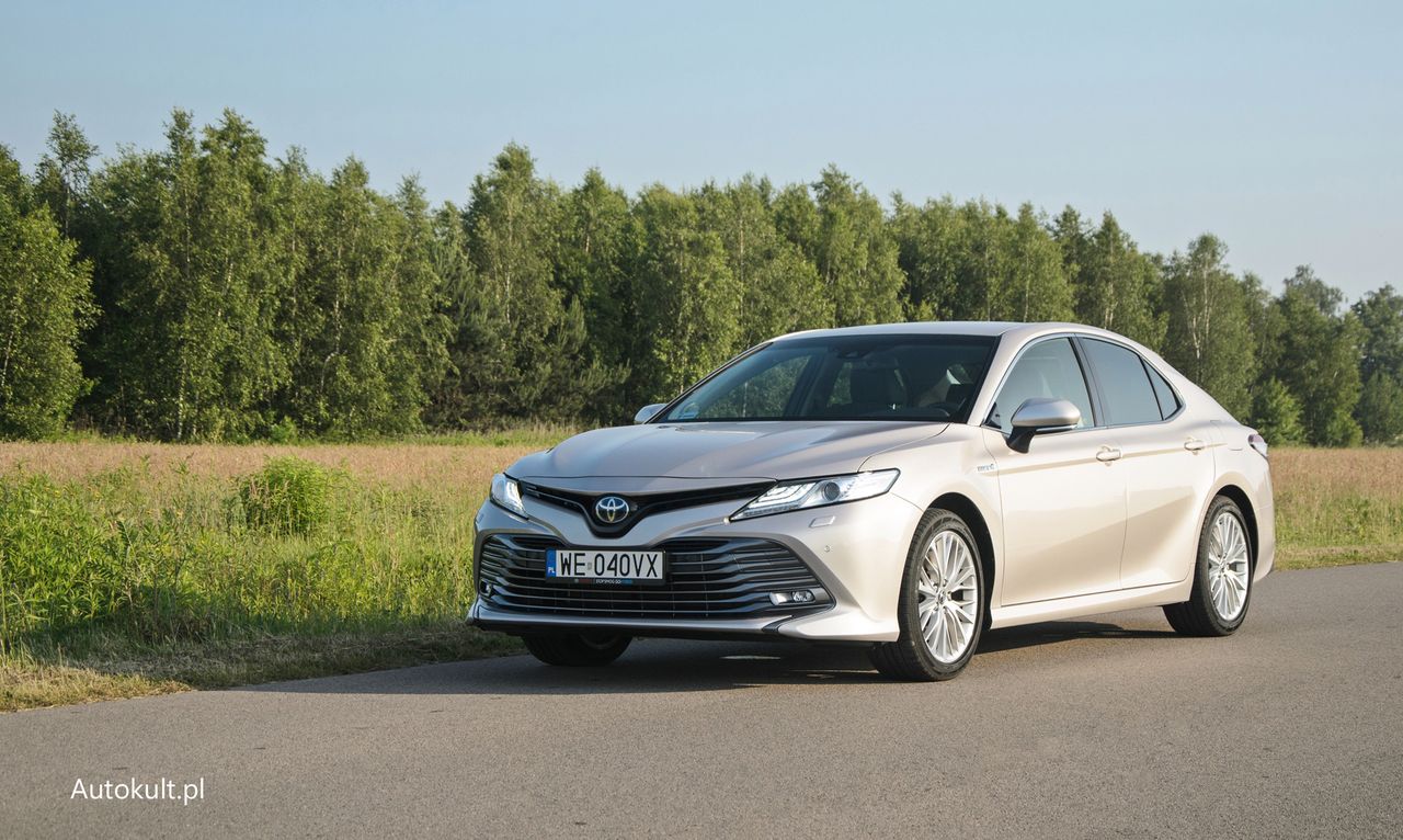 Test: Toyota Camry jest sensacyjnie oszczędna. Poza tym poprawna