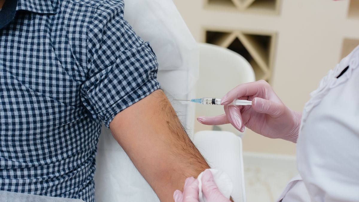 szczepienie szczepionka strzykawka szczepienia koronawirus pfizer astrazeneca moderna johnson