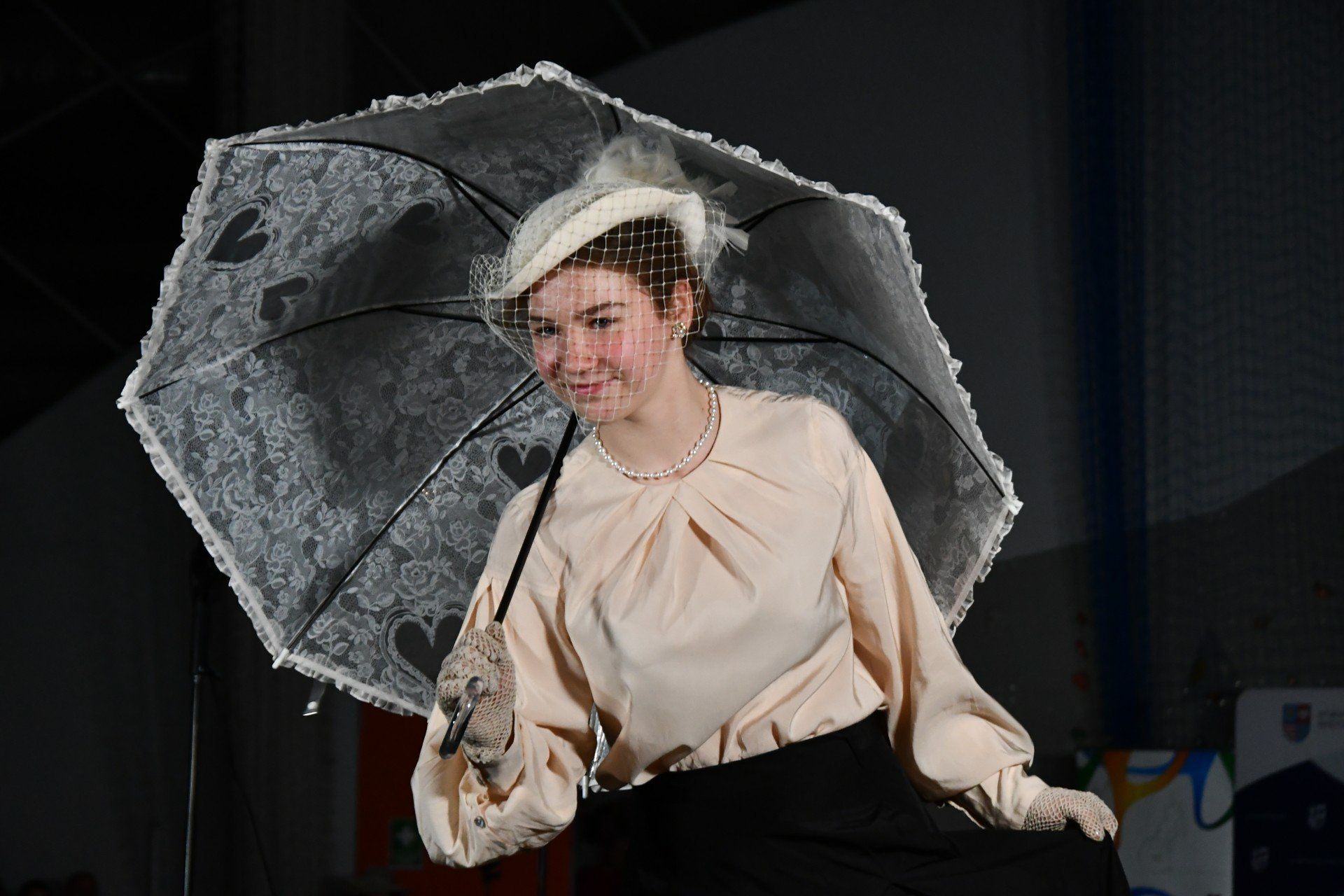 Jedna z modelek podczas pokazu mody na imprezie &#34;Pińczowskie Paryżanki na wybiegu&#34;. Hala sportowa przy ulicy Republiki Pińczowskiej, 30 listopada 2025. 