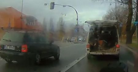 Wideo Warmii. Jechał za nim, gdy nagle wypadło mu coś z bagażnika