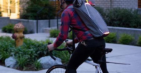 BrakePack: plecak z kierunkowskazami i światłami