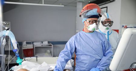 Koronawirus. Naukowcy z UW ostrzegają: "może dojść do 200 tys. zakażeń na dobę"