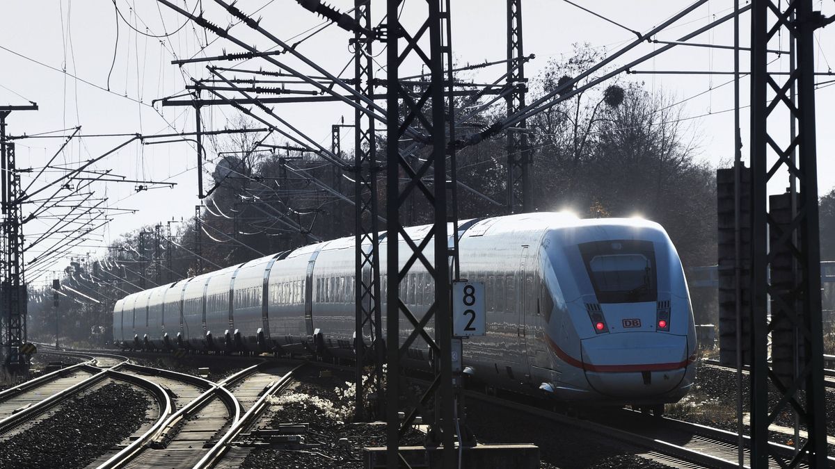 German Intercity Express trains fitted with Wifi accessAn ICE (Intercity Express) train in Berlin, 29 November 2016. According to German Railways (DB), internet access will be standard in all high-speed ICE trains from 01 January 2016, inclduing in second class carriages. Photo: Soeren Stache/dpa Dostawca: PAP/DPA.Soeren StacheICE, internet