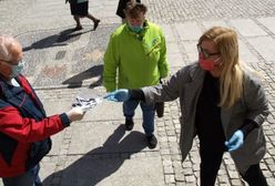 Koronawirus. Dostała 10 tys. zł kary za rozdawanie maseczek. Uchylono decyzję w tej sprawie