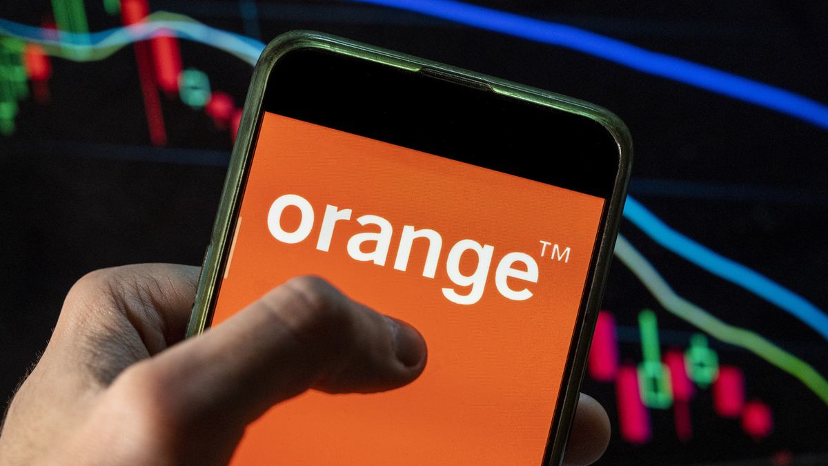 CHINA - 2021/12/09: In this photo illustration the French multinational telecommunications corporation and phone operator, Orange S.A., logo seen displayed on a smartphone with an economic stock exchange index graph in the background. (Photo Illustration by Budrul Chukrut/SOPA Images/LightRocket via Getty Images)