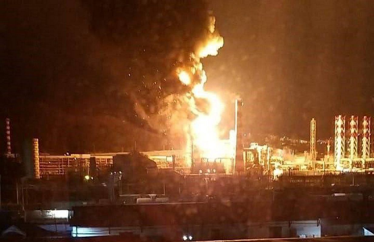 Sławiańsk refinery in flames
