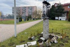 Koszalin. Zdewastowana kapliczka. "Profanacja pamiątki z obozu Dachau"