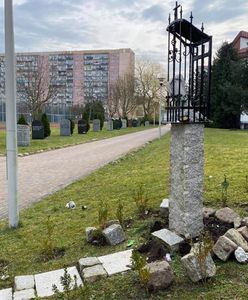 Koszalin. Zdewastowana kapliczka. "Profanacja pamiątki z obozu Dachau"