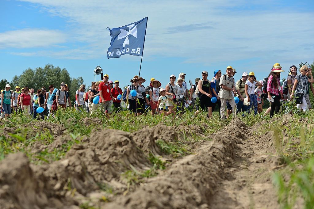 Piesza pielgrzymka pokonuje dziennie ok. 30 km