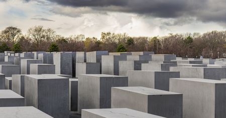 Turysta spadł z pomnika ofiar Holocaustu. Został poważnie ranny