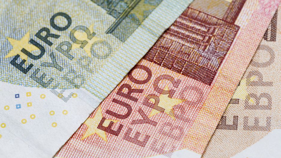 Croatia introduces the euro as early as 2023.
Croatia counting down to join the Eurozone from 1st January 2023. The Croatian Kuna has been included in the so called Exchange Rate Mechanism (ERM 2) which is basically the final waiting room before adopting the Euro. The Croatian kuna has been the official currency of the Republic of Croatia since May 30, 1994. It has replaced the previous Croatian dinar in use. Zagreb 11. October 2021

Photo:Tomislav Miletic/PIXSELL 
Dostawca: PAP/PIXSELL
Tomislav Miletic/PIXSELL
transit, kuna, euro, illustration, illustration, currency, money, payment, stock, banknoty, ilustracja, ilustracje, UE, waluta