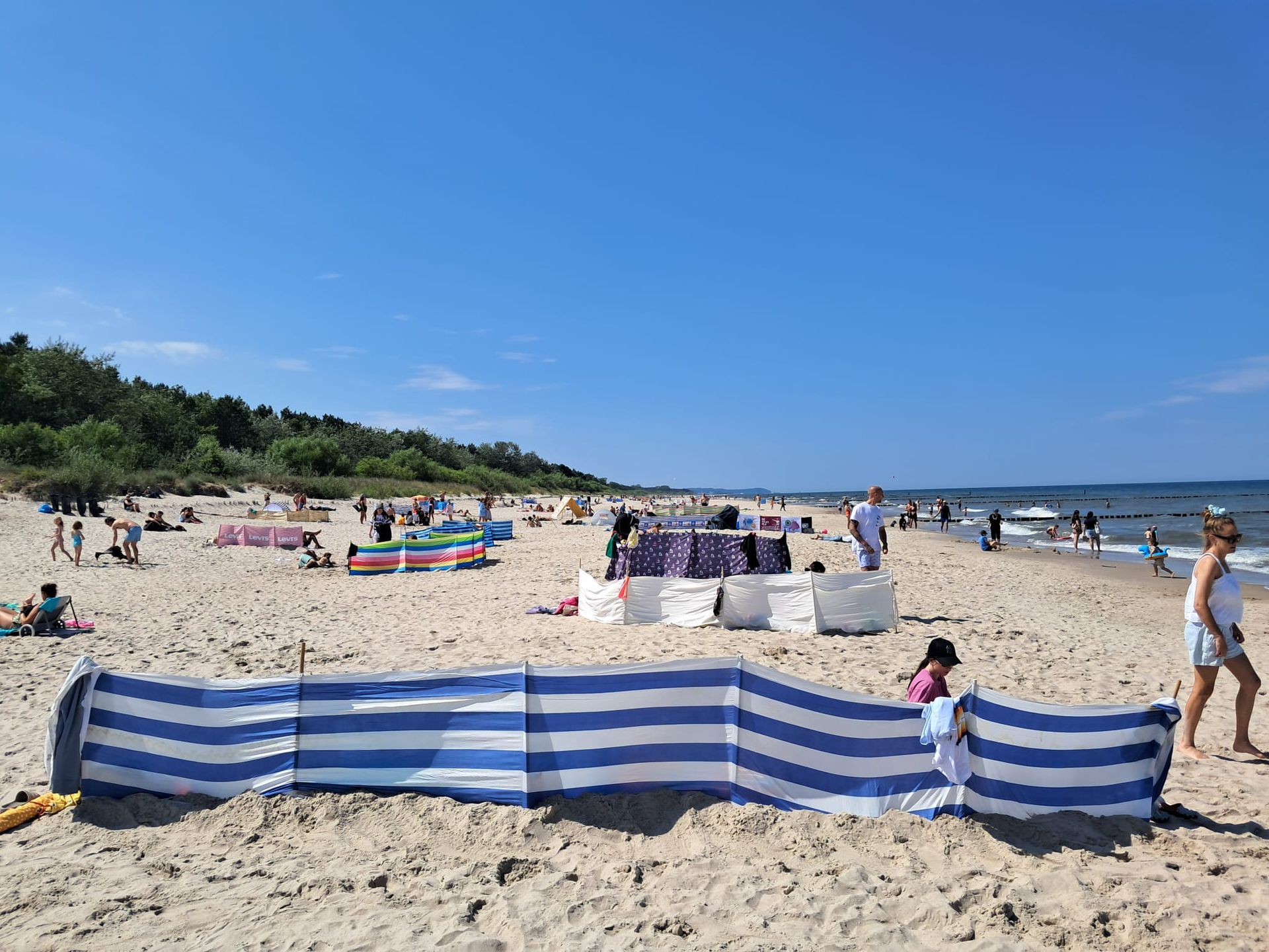 Tłumów brak, ryba pyszna, na ławeczce można posłuchać Wodeckiego