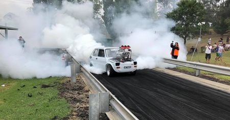 Australijczycy oszaleli na punkcie małego Fiata. Ich wersja ma silnik większy niż auto