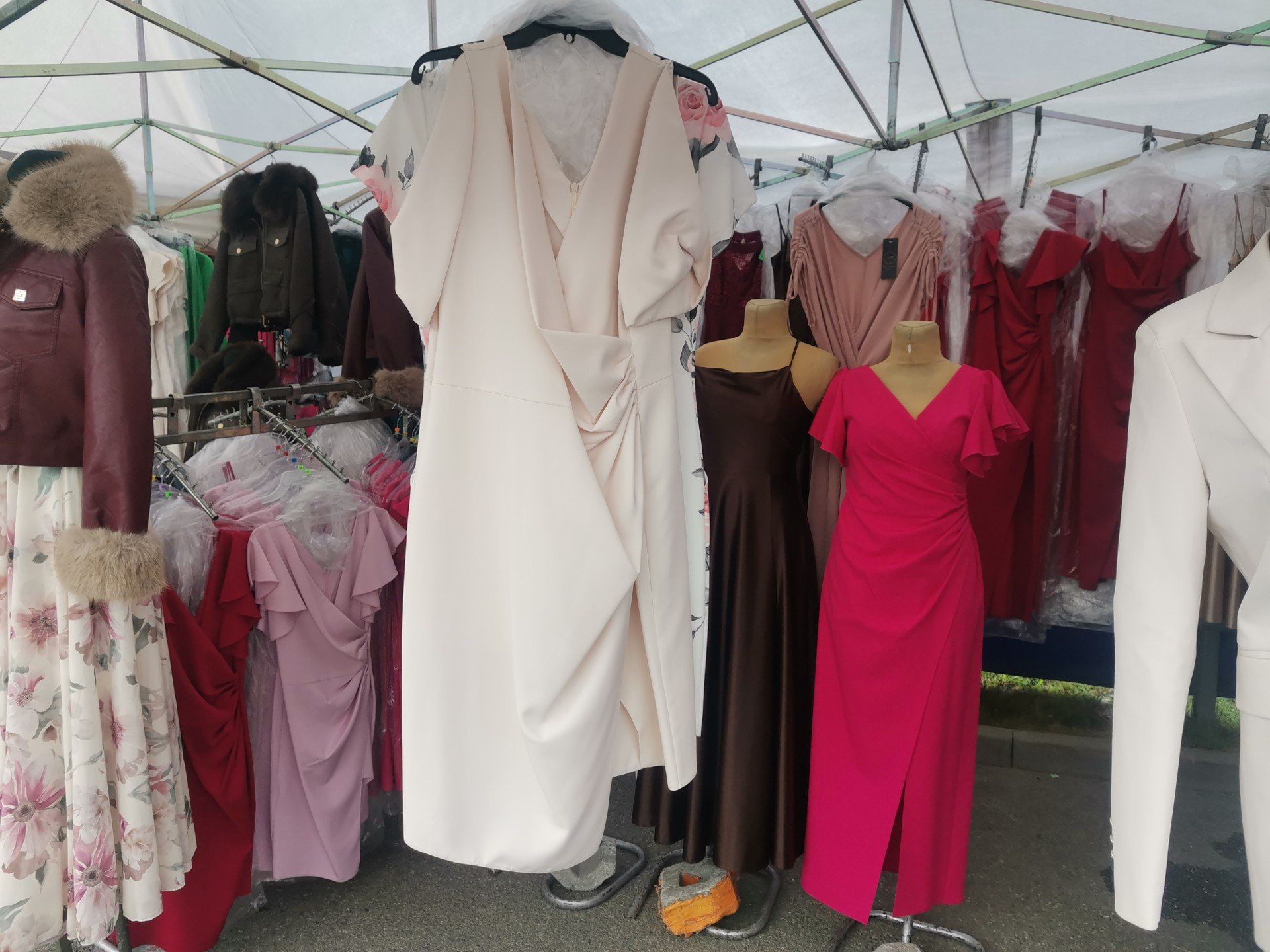 Klienci giełdy na ul. Dworaka mogli znaleźć coś dla siebie. Tradycyjnie wybór spośród odzieży i obuwia był ogromny i na każdą kieszeń.