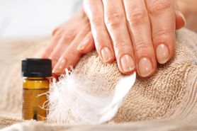 Fioletowe paznokcie – dlaczego płytka zmienia barwę?