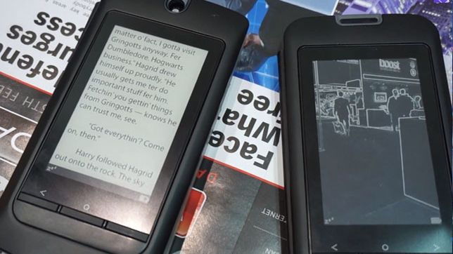 Uniwersalne etui do smartfonów z ekranem E Ink w naszych rękach 1