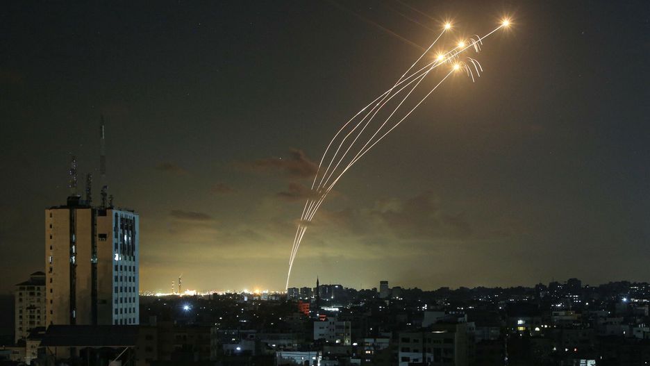 Wojna izraelsko-palesty?ska
Israel's Iron Dome air defence system intercepts rockets launched from Gaza on October 11, 2023. Israel kept up its bombardment of Hamas targets in the Gaza Strip on October 11, as Prime Minister Benjamin Netanyahu and a political rival announced an emergency government for the duration of the conflict that has killed thousands. (Photo by Bashar TALEB / AFP)
BASHAR TALEB
