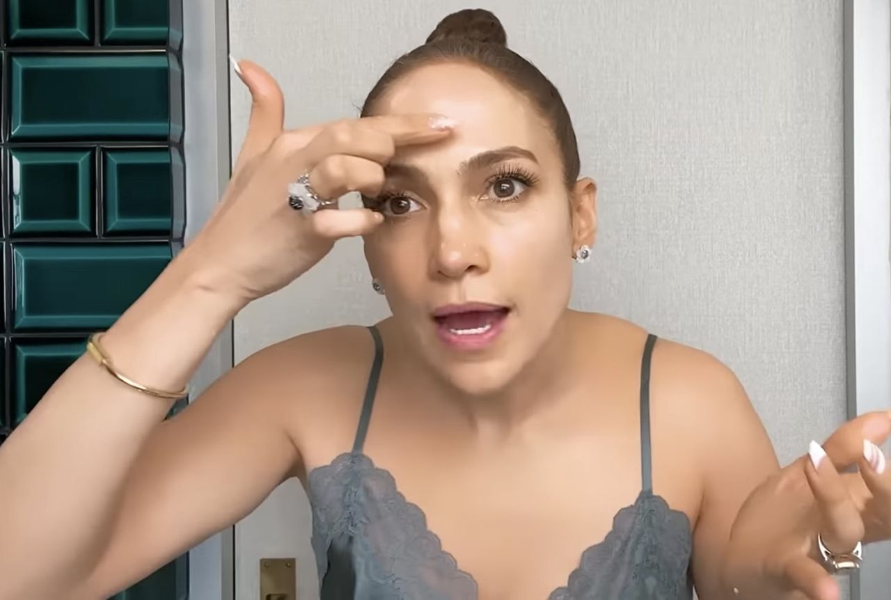 Jennifer Lopez zdradza swój urodowy sekret
youtube/@Vogue