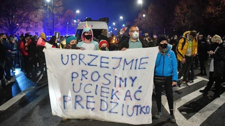 Strajk kobiet w Warszawie. Apel o solidarność z osobą przesłuchiwaną w prokuraturze