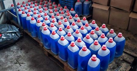 Łódzcy funkcjonariusze rozbili grupę fałszującą chemię gospodarczą i alkohol