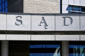 Reprywatyzacja w Warszawie. Sąd uchylił dwie decyzje komisji