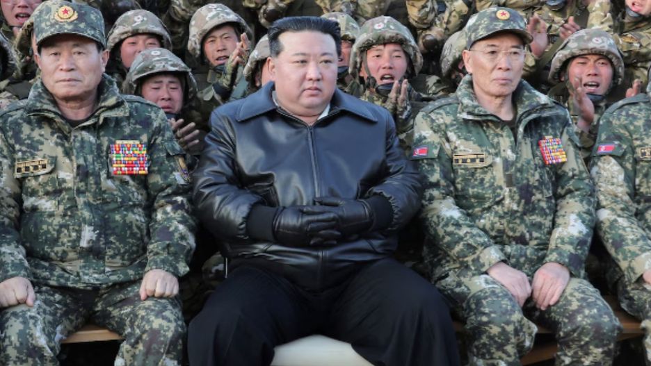 Kim Dzong Un otoczony przez północnokoreańskich żołnierzy