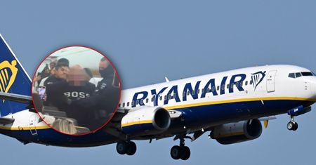 Awantura na pokładzie Ryanair. Policja aresztowała Brytyjczyków