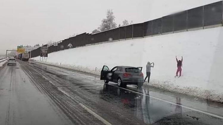 Para zatrzymała się na autostradzie, żeby zrobić zdjęcia w śniegu