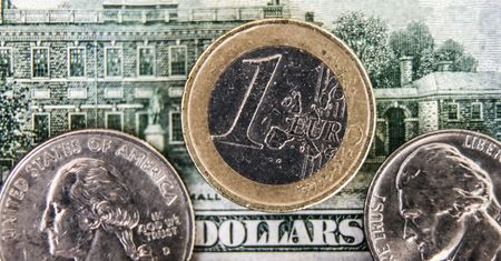 Kursy walut w wyszukiwarce, kantorze i na rachunku. Dlaczego się różnią?