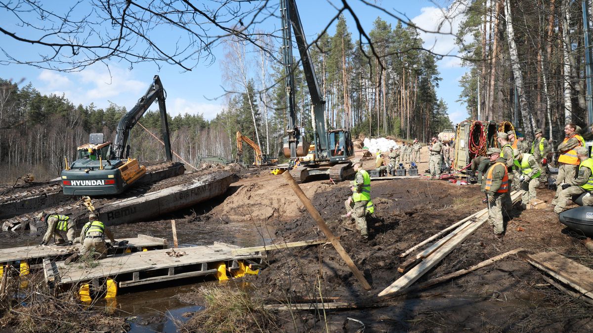 Pojazd USA wydobyty z bagna. Prokuratura wszczyna śledztwo