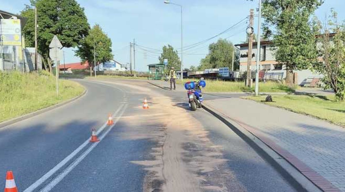 Wypadek 84-letniego motorowerzysty w Jastrzębiu. Wywrócił się na rozlanym oleju