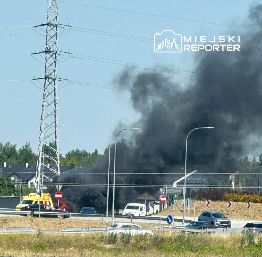 Pożar pojazdu dostawczego na zjeździe z trasy S7. Trwa akcja gaśnicza