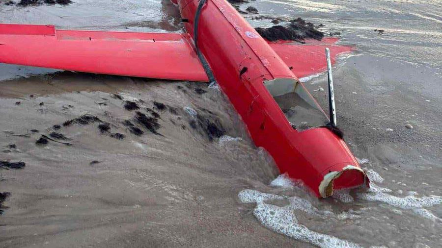 Łotwa. Na plaży znaleziono szczątki drona