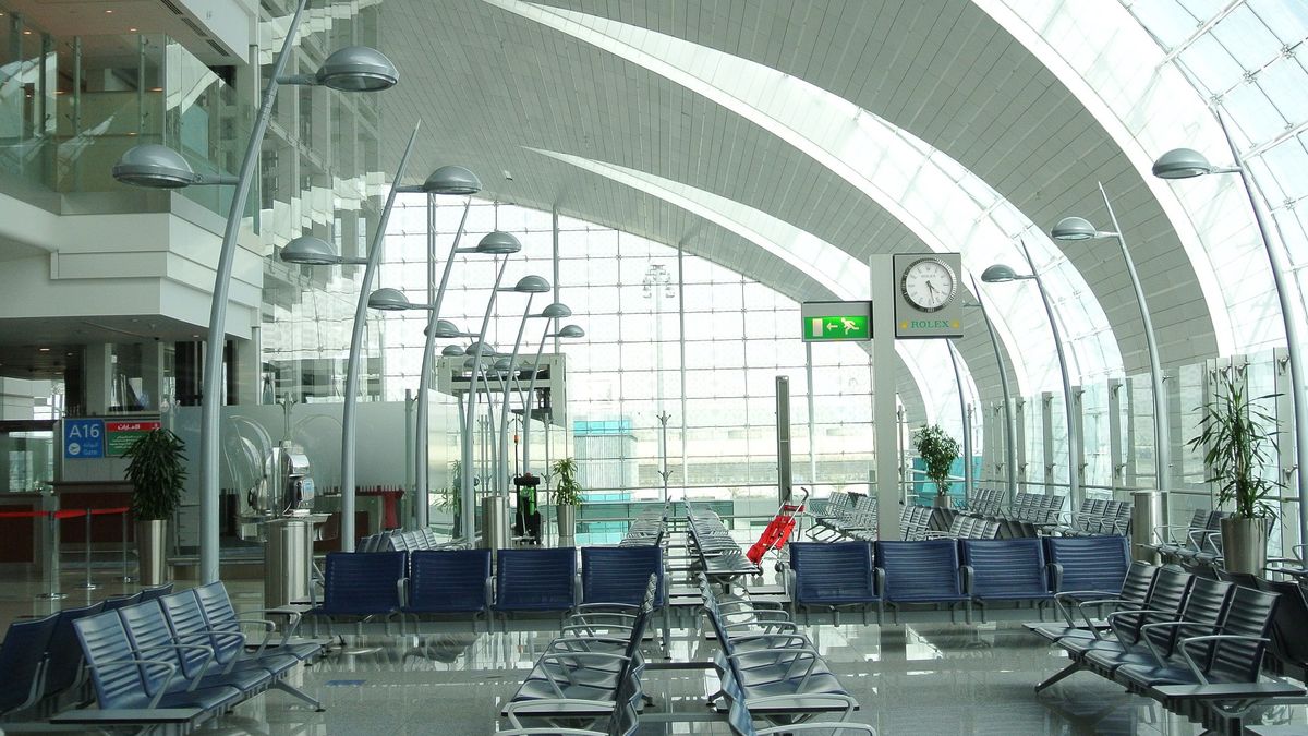 Lotnisko w Dubaju. Bez pasażerów. 