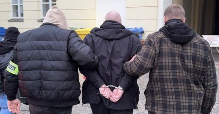 Policyjny cios w narkobiznes na Pradze i Żoliborzu. Osiem osób zatrzymanych, zabezpieczono heroinę, kokainę i marihuanę