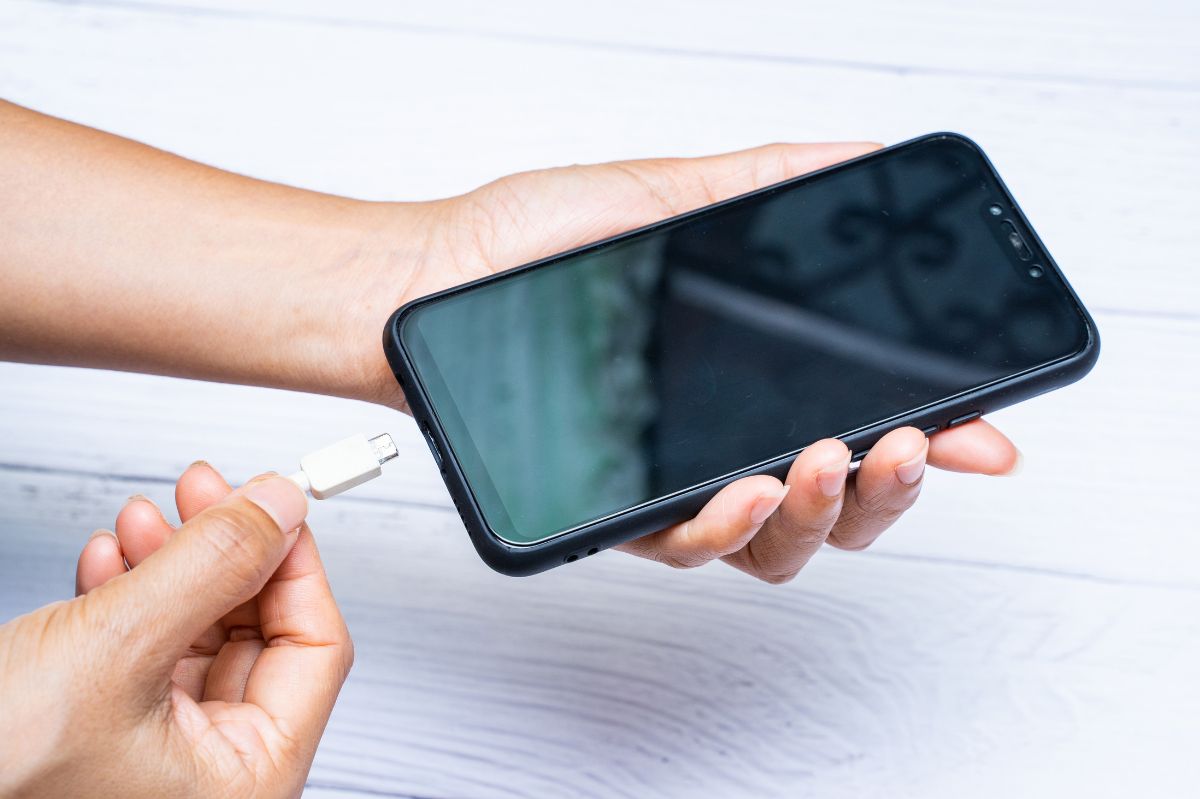 Ile kosztuje ładowanie smartfona? Niewiele osób o tym wie