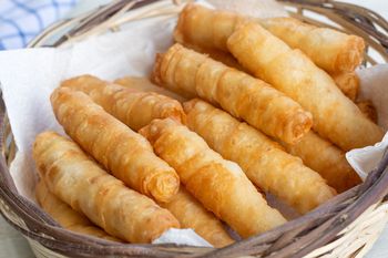 Zawinąłem, upiekłem i zrobiły furorę. Przepis na te cygara mam od znajomej z Turcji