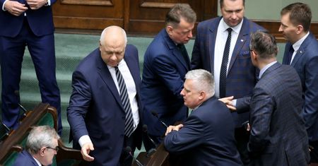 PiS przed trudnym egzaminem. Ekspert o zaciskaniu pasa
