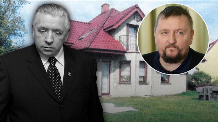 Andrzej Lepper i Tomasz Lepper, na tle licytowanego domu