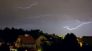 Burze z gradem i silne porywy wiatru. IMGW ostrzega