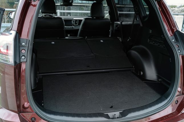Toyota RAV4 Hybrid (2016) - bagażnik - obszerny, chociaż przez akumulatory nie ma płaskiej podłogi po rozłożeniu oparć.