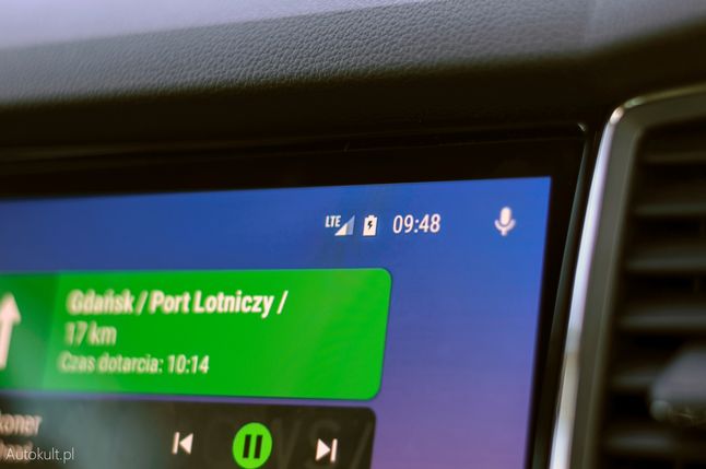 Android Auto wykorzystuje smartfona do łączenia się z internetem