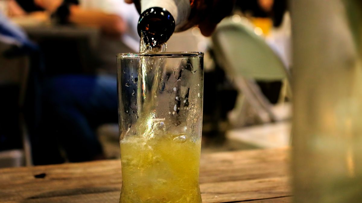 Odwadniają i osłabiają organizm. Te napoje są zakazane w czasie upałów