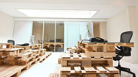 Meble z drewnianych palet - tania biurowa alternatywa 1