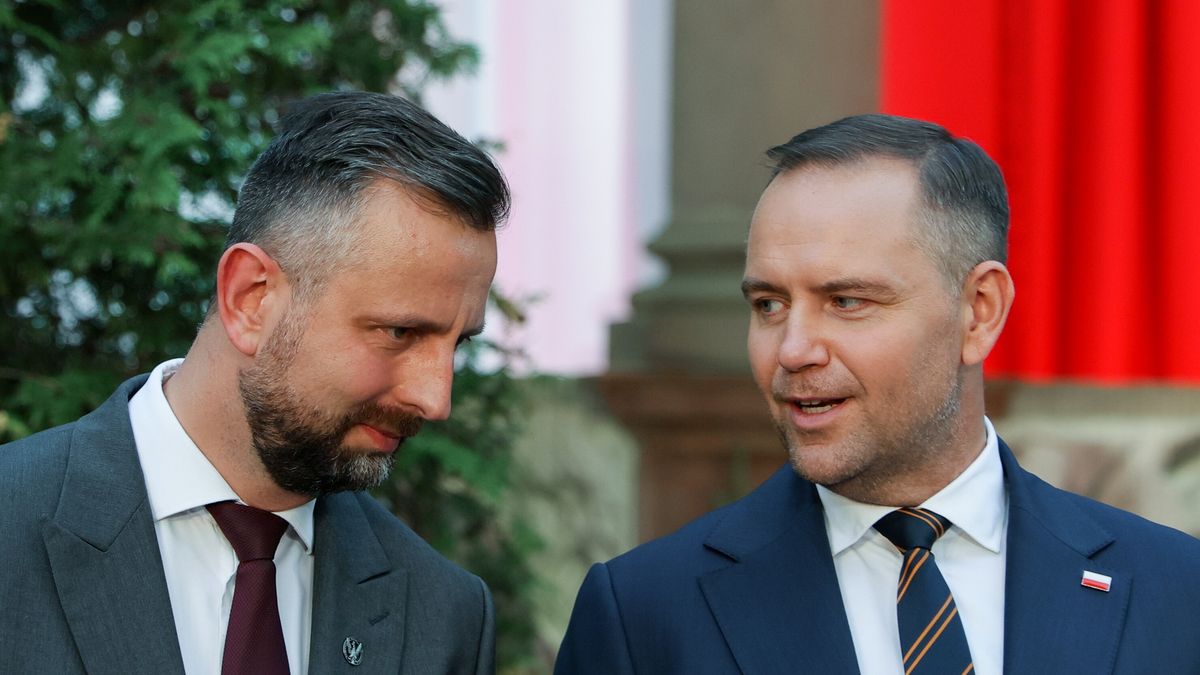 Karol Nawrocki, W�adys�aw Kosiniak-Kamysz
Pawe� Supernak
apel pami�ci, capstrzyk, cmentarz wojskowy, Kosiniak Kamysz, politycy, polityk, pomnik poleg�ych, pow�zki, prezydent, rozmawia�, rozmawiaj�, rozmowa, wojna polsko-bolszewicka