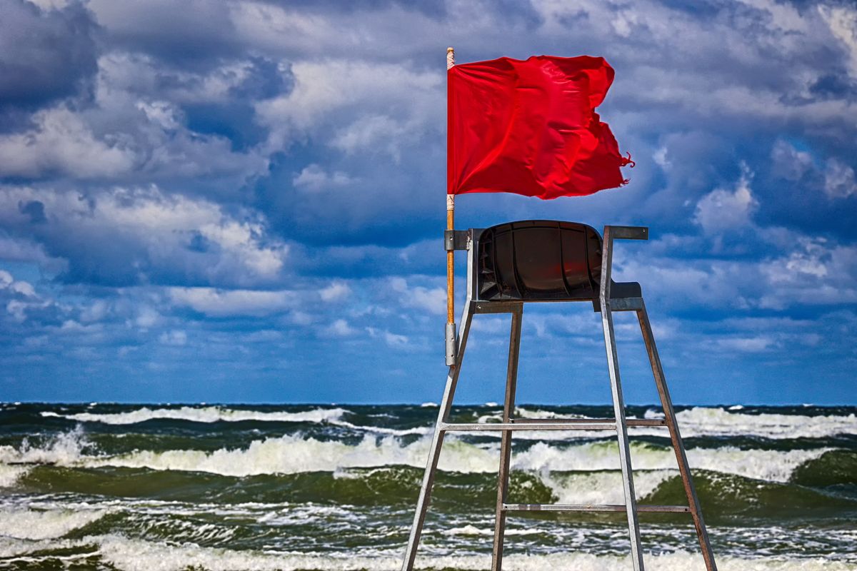 Czerwona flaga wywieszona nad Morzem Bałtyckim