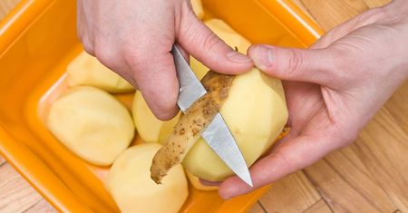 Po ugotowaniu ziemniaków robię jedną rzecz. Dzięki temu nie muszę ich obierać