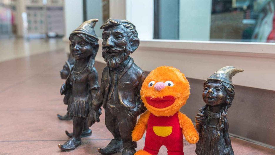 Koronawirus w Polsce. Maskotka przypominająca dzieciom o myciu rąk. Ciekawa akcja we Wrocławiu