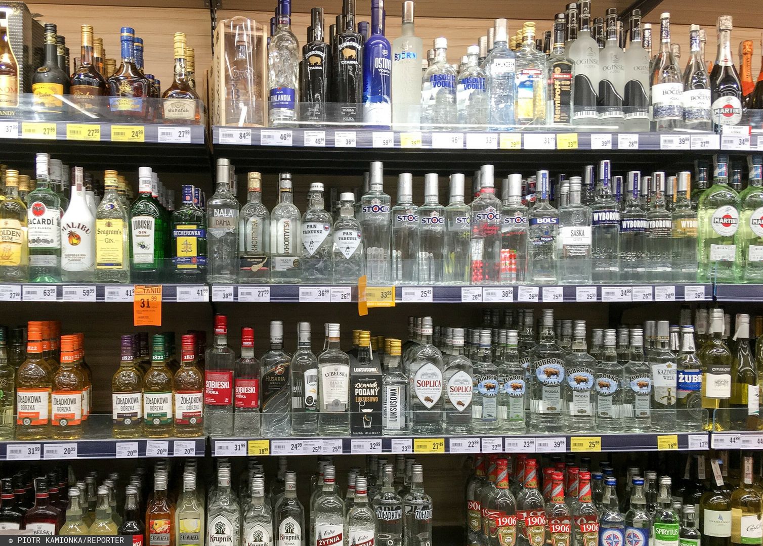 Już nie piwo i wódka. Polacy coraz częściej wybierają ten alkohol