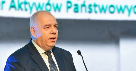 Jacek Sasin tropi nepotyzm. Jego szwagierka nie jest objęta uchwałą sanacyjną. To wyjątek